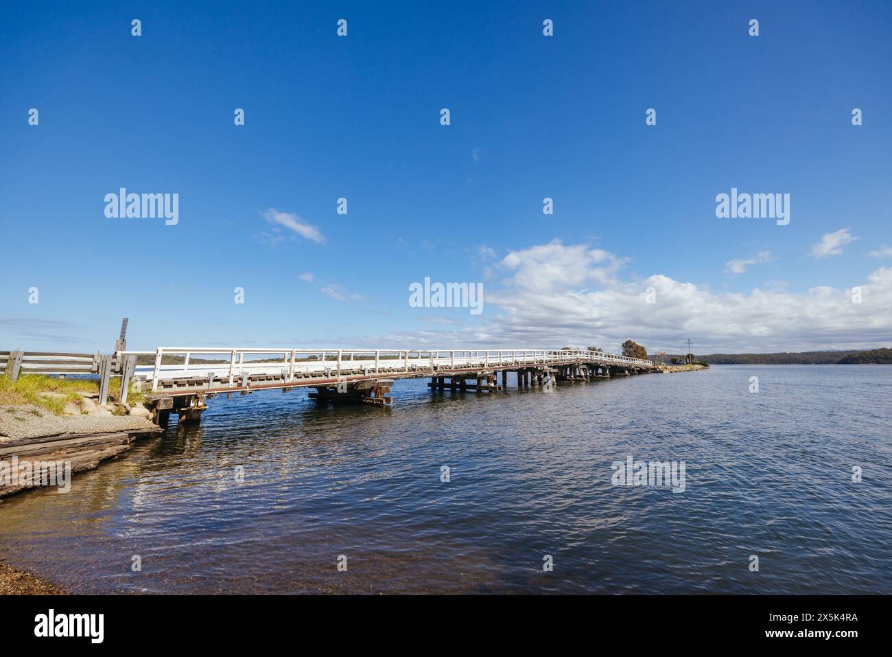 Pont du lac Wallaga et paysage environnant à Bega Shire, Nouvelle-Galles du Sud, Australie Banque D'Images