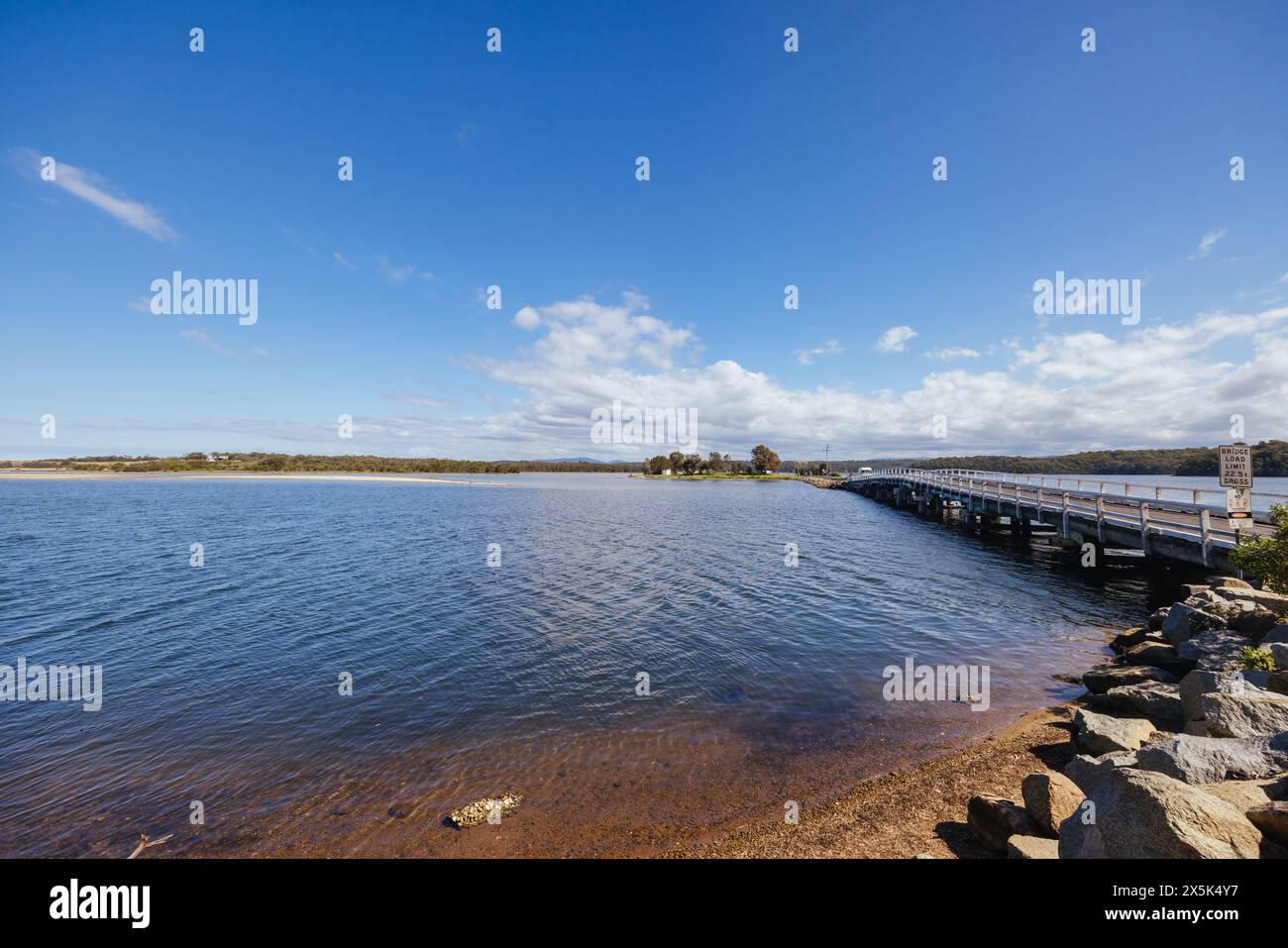 Pont du lac Wallaga et paysage environnant à Bega Shire, Nouvelle-Galles du Sud, Australie Banque D'Images
