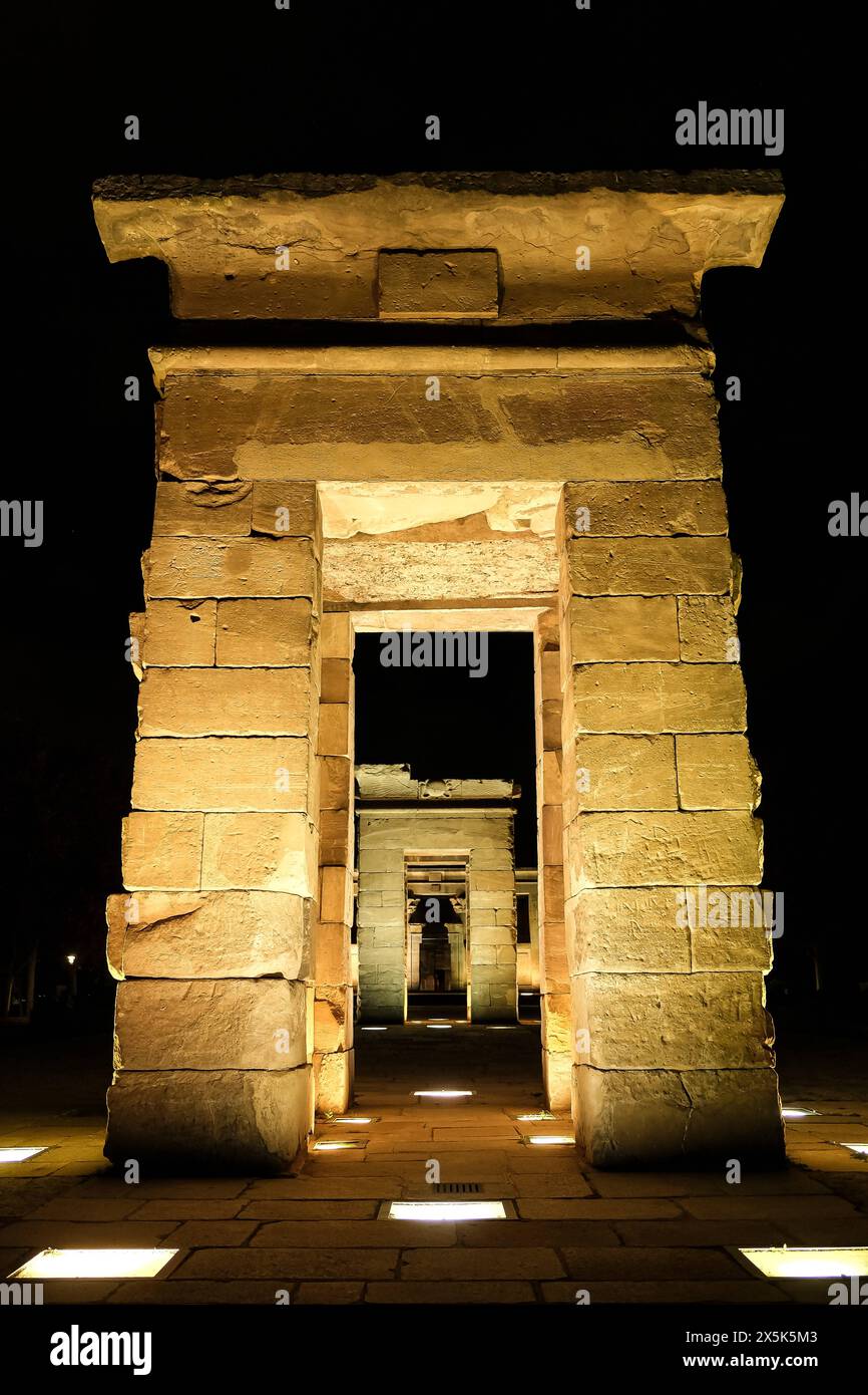 Vue de l'ancien temple nubien de Debod, démantelé dans le cadre de la campagne internationale pour sauver les monuments de Nubie, reconstruit dans le Parque de la M. Banque D'Images