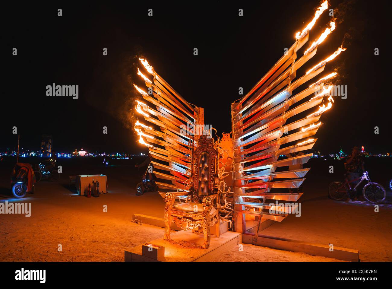 Installation artistique dramatique avec Fiery Wings dans la nuit du désert Banque D'Images