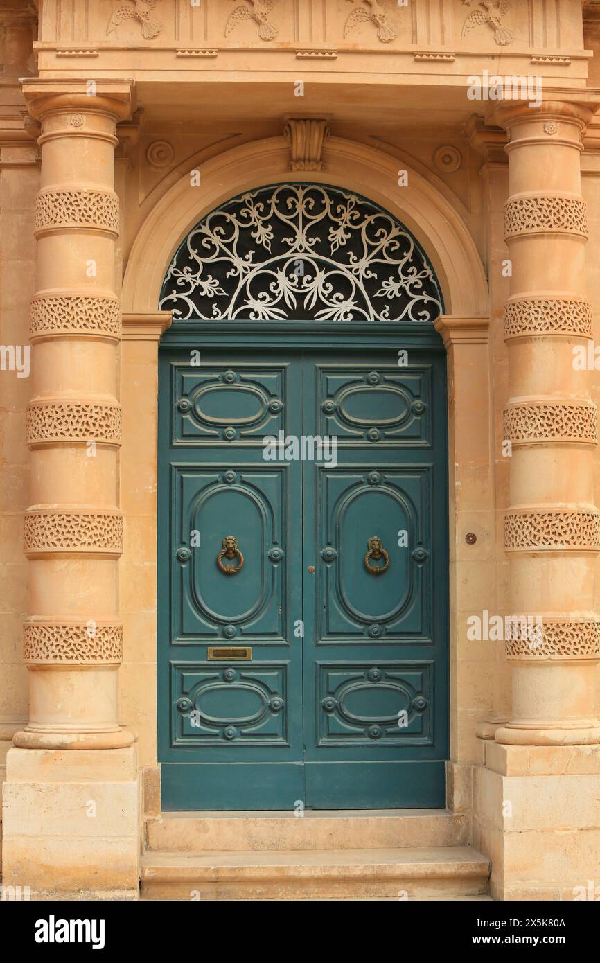 Mdina, Malte. Calcaire baroque avec colonnes doriques, motif treillis et porte verte lion Banque D'Images