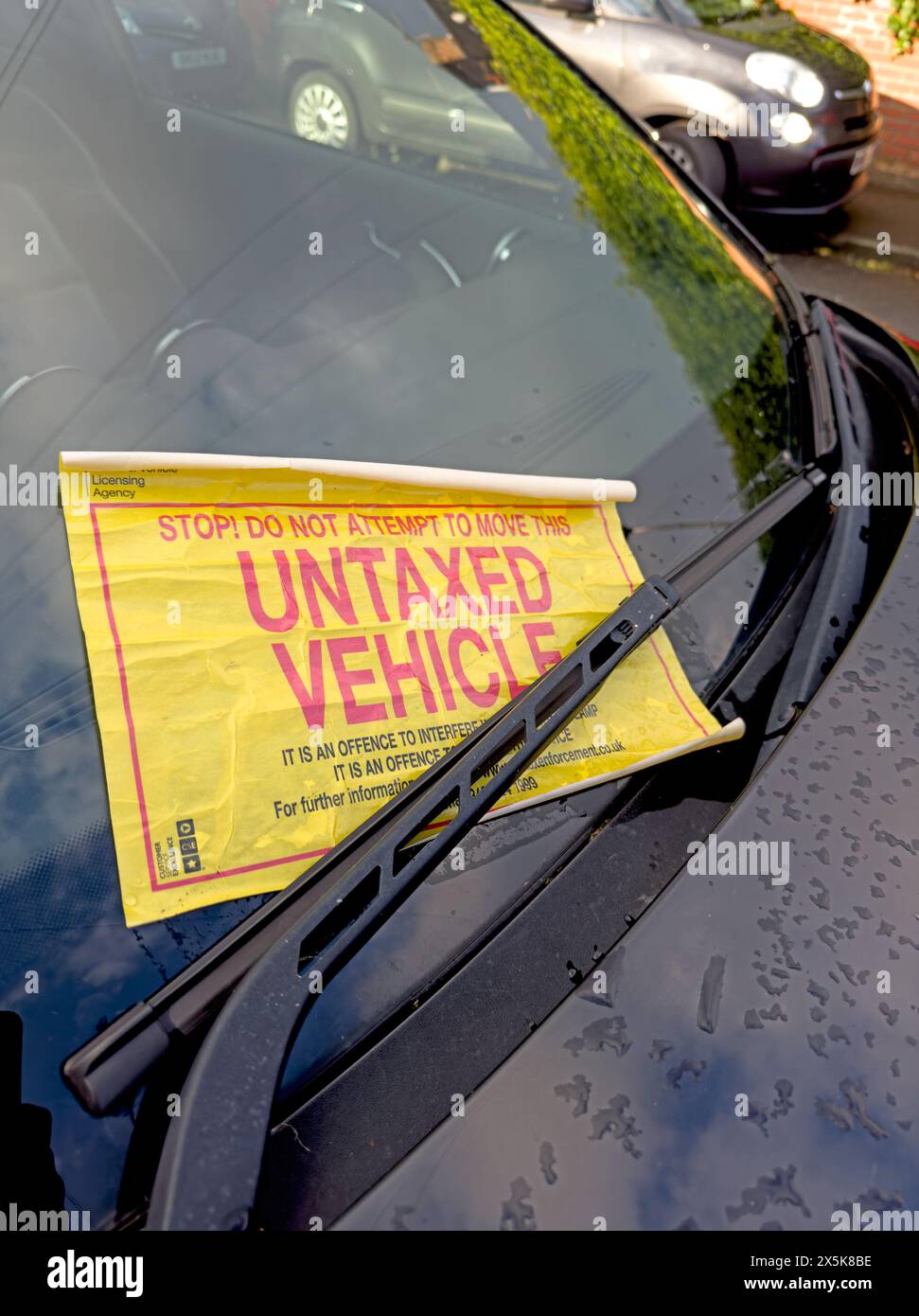 Arrêter ne pas tenter de se déplacer - véhicule non texturé fixé à Grappenhall, Warrington, Cheshire, Angleterre, WA4 2PL Banque D'Images