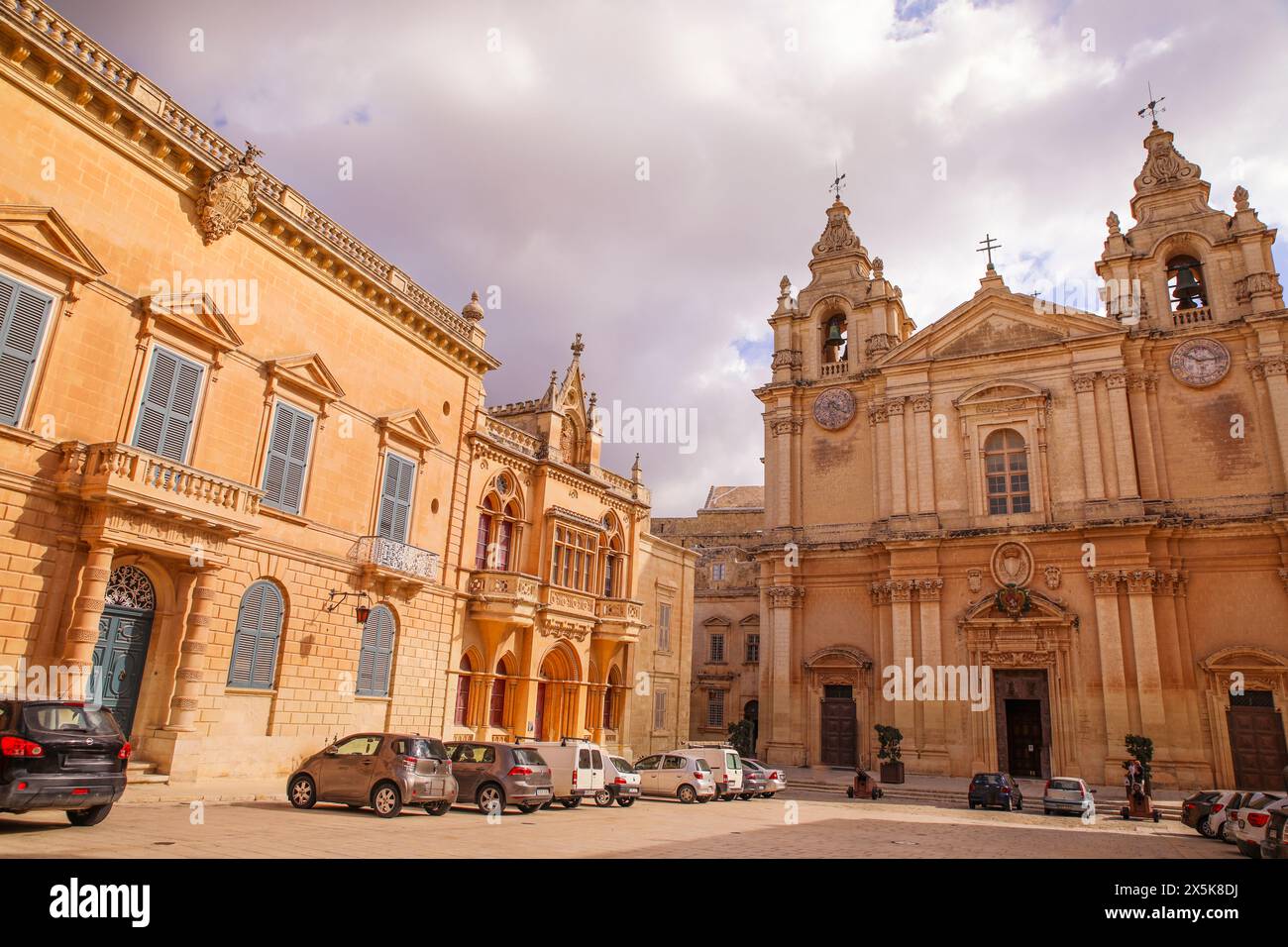 Mdina, Malte. Place de la vieille ville, bâtiments du parlement et de la cathédrale en calcaire. (Usage éditorial uniquement) Banque D'Images