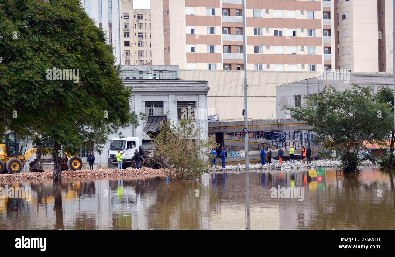 10 mai 2024, Porto Alegre, Rio Grande do Sul, Brésil : Porto Alegre (RS), 05/10/2024 Ã¢â‚¬' PLUIE/MÉTÉO/INONDATION/RS Ã¢â‚¬' le maire de Porto Alegre a ordonné ce jeudi la construction d'un couloir humanitaire pour le passage des véhicules d'urgence utilisés dans les opérations de secours lors des inondations (9 ). Les travaux, qui impliquent la démolition d’une passerelle, relieront l’autoroute Castelo Branco au tunnel de Conceicao, l’une des principales voies d’accès à la municipalité. (Foto : Marcelo Oliveira/Thenews2/Zumapress) (crédit image : © Marcelo Oliveira/TheNEWS2 via ZUMA Press Wire) USAGE ÉDITORIAL SEULEMENT! Pas pour Commercia Banque D'Images