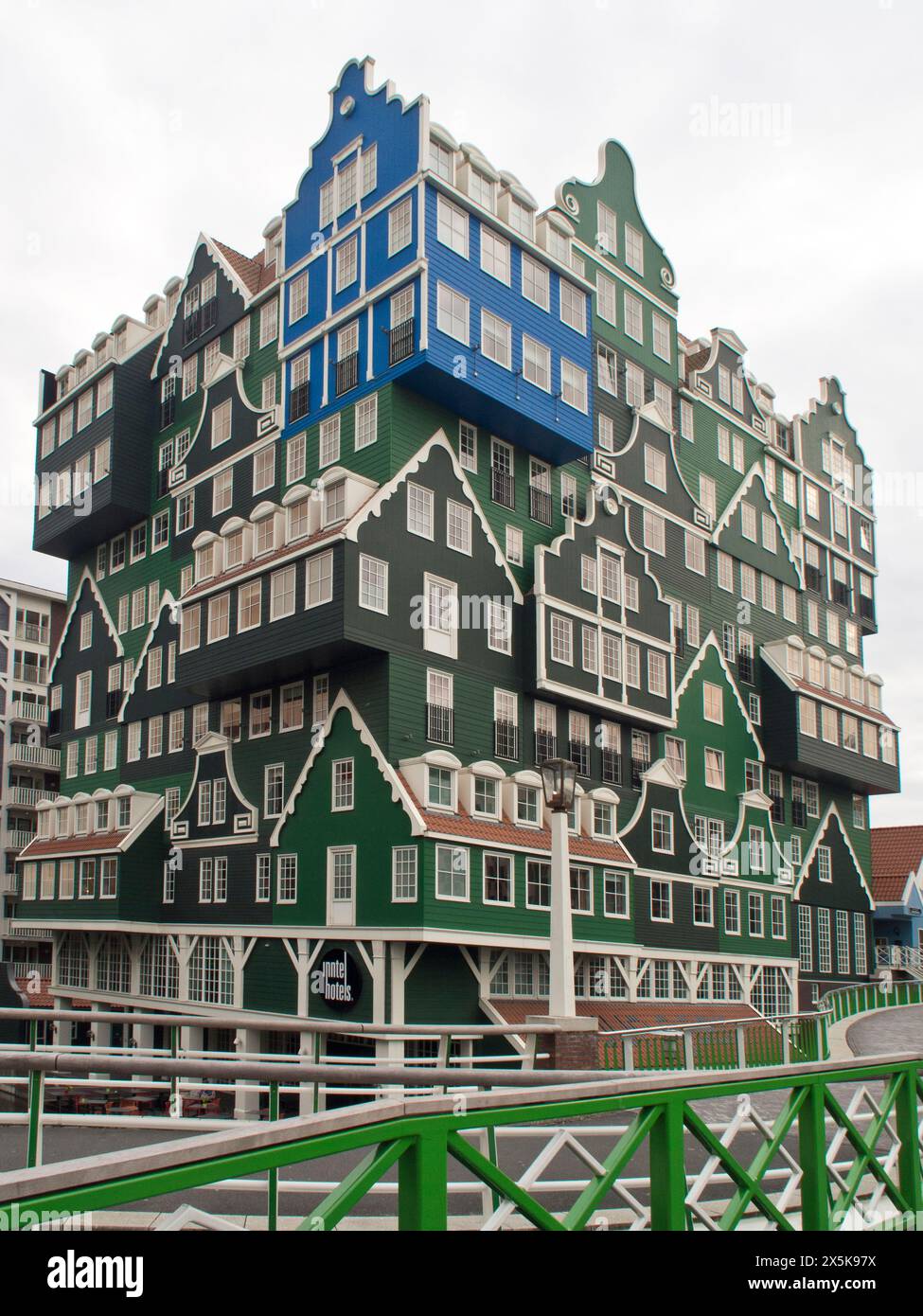 Hollande, pays-Bas, Zaandam. Hôtel Inntel à Zaandam, un bâtiment original avec des façades en bois conçues pour ressembler à un empilement de maisons hollandaises traditionnelles. (Usage éditorial uniquement) Banque D'Images