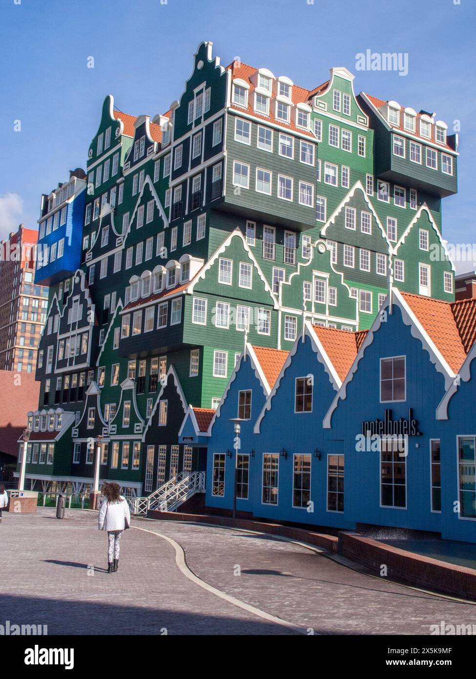 Hollande, pays-Bas, Zaandam. Hôtel Inntel à Zaandam, un bâtiment original avec des façades en bois conçues pour ressembler à un empilement de maisons hollandaises traditionnelles. (Usage éditorial uniquement) Banque D'Images