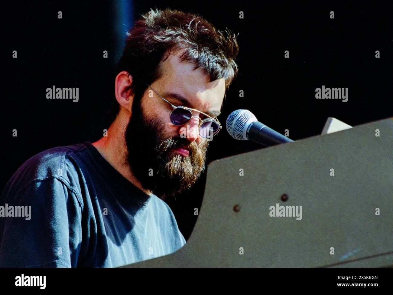 Mr E, CONCERT EELS, READING FESTIVAL 2001 : Mr E (Mark Everett) du groupe de rock américain Eels sur la scène principale au Reading Festival, Reading, Royaume-Uni, le 24 août 2001. Photo : Rob Watkins. INFO : Eels, un groupe de rock alternatif américain formé à Los Angeles, en Californie, en 1995, hypnotisse les auditeurs avec leur son éclectique et leurs paroles introspectives. Dirigée par Mark Oliver Everett, connu sous le nom de E, leur musique transcende les genres, évoquant une émotion brute et un récit profond. Banque D'Images