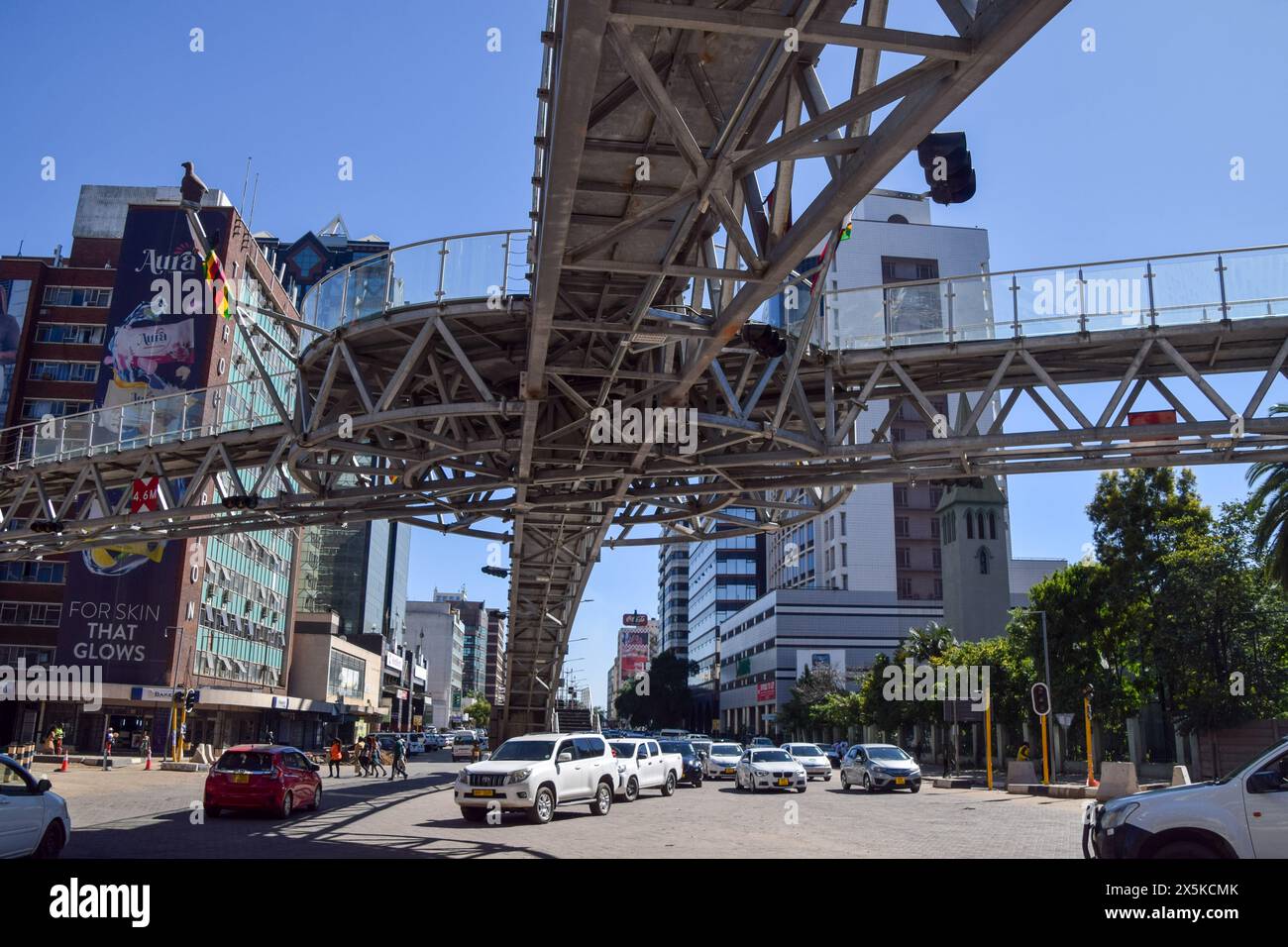 Harare, Zimbabwe, 21 avril 2024 : Pont piétonnier avec la statue de Mbuya Nehanda dans le centre-ville de Harare, vue de jour. Crédit : Vuk Valcic/Alamy Banque D'Images