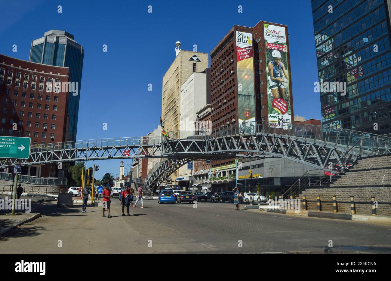 Harare, Zimbabwe, 21 avril 2024 : Pont piétonnier avec la statue de Mbuya Nehanda dans le centre-ville de Harare, vue de jour. Crédit : Vuk Valcic/Alamy Banque D'Images