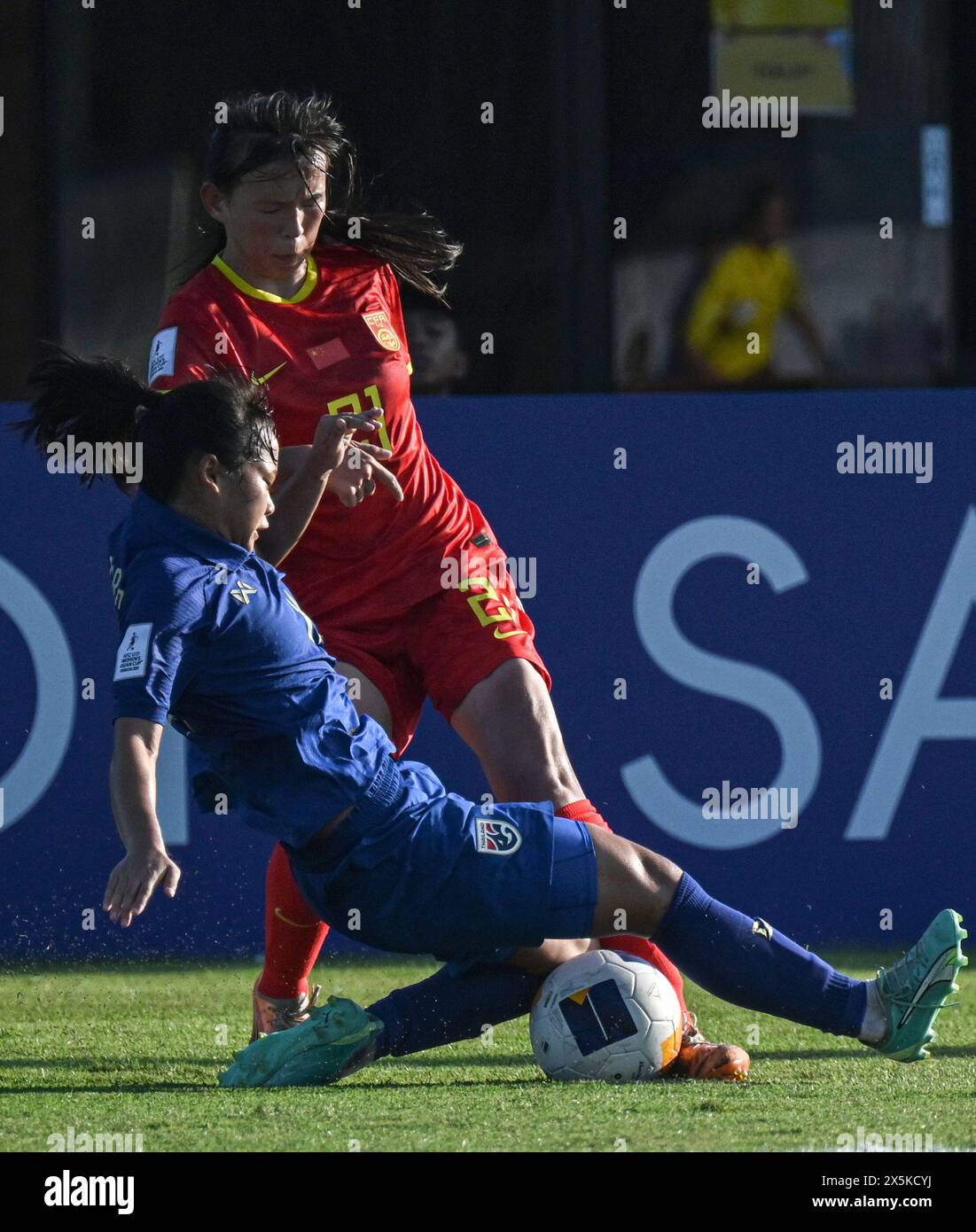 Bali, Indonésie. 10 mai 2024. Zhou Xinyi (en tête) participe au match du Groupe B de la Coupe d'Asie féminine U17 2024 de l'AFC entre la Thaïlande et la Chine au Bali United Training Center à Bali, Indonésie, le 10 mai 2024. Crédit : Agung Kuncahya B./Xinhua/Alamy Live News Banque D'Images