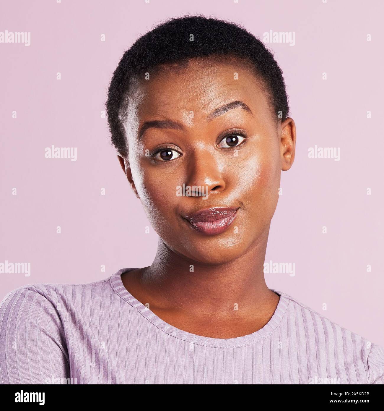 Confus, sourcil et femme en studio pour portrait, mauvaises nouvelles et réaction sur fond rose. Personne féminine noire, attitude et opinion pour histoire avec Banque D'Images