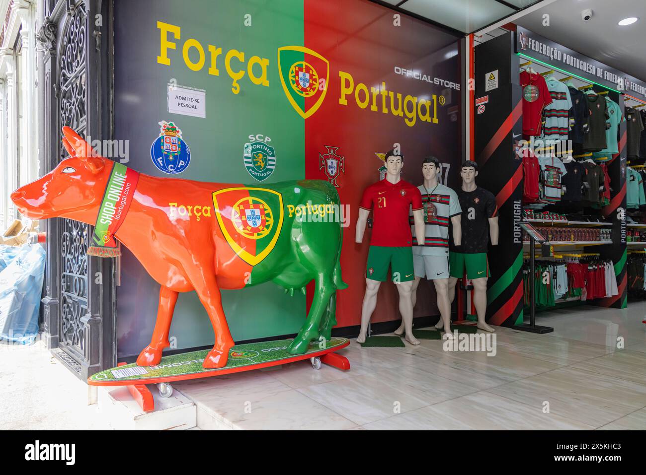 Portugal, Porto. Vache modèle peinte dans les couleurs de l'équipe nationale portugaise. (Usage éditorial uniquement) Banque D'Images