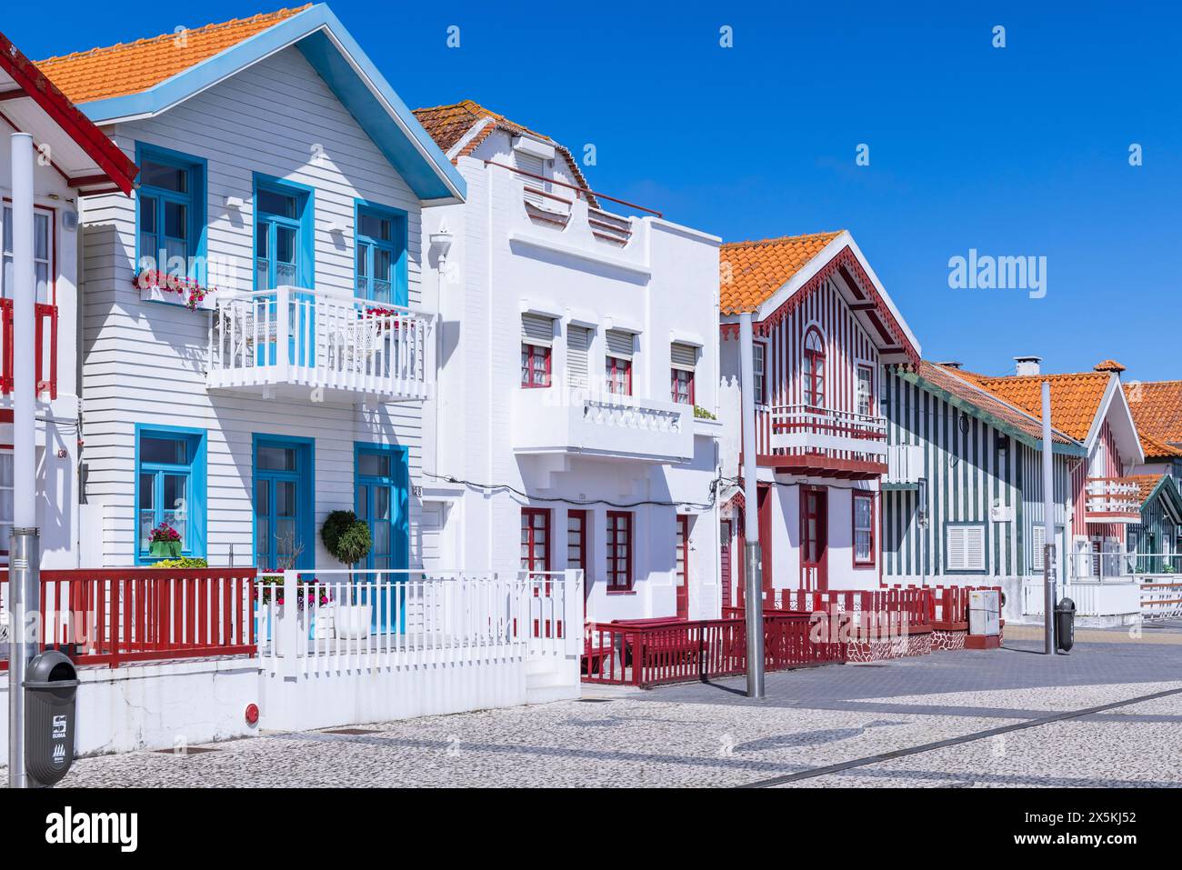 Portugal, Aveiro, Costa Nova do Prado. Maisons de plage peintes de couleurs vives. Banque D'Images