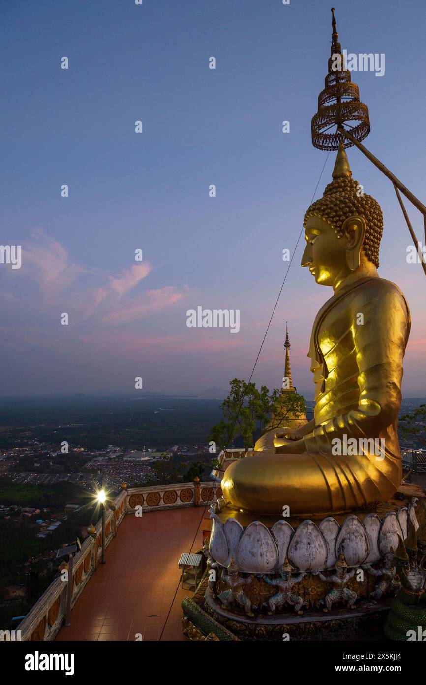 Vue panoramique de la région environnante et une grande statue dorée de Bouddha au temple de la grotte du tigre (Wat Tham Suea (Sua)) à Krabi, Thaïlande au crépuscule. Banque D'Images