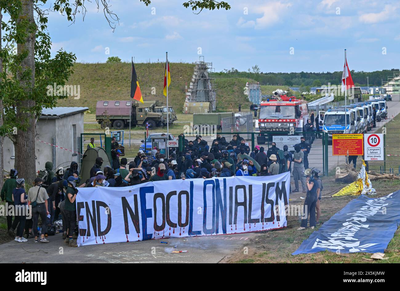 Neuhardenberg, Allemagne. 10 mai 2024. Des activistes bloquent une route d'accès à l'aérodrome de Neuhardenberg. Les véhicules Tesla produits à l'usine de Grünheide sont stockés temporairement sur le site de l'aérodrome. La situation lors des manifestations autour du site de Tesla s'est calmée pour le moment. Un grand nombre d'activistes sont actuellement sur l'autoroute pour retourner au camp de protestation, a déclaré un porte-parole de la police en début d'après-midi. Crédit : Patrick Pleul/dpa/Alamy Live News Banque D'Images