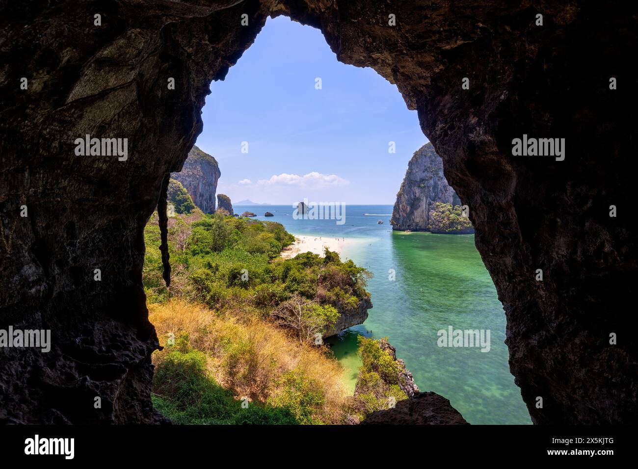 Paysage pittoresque de la plage de la grotte de Phranang (Phra Nang) et des falaises karstiques calcaires abruptes à Railay, Krabi, Thaïlande, vues d'en haut depuis une grotte. Banque D'Images
