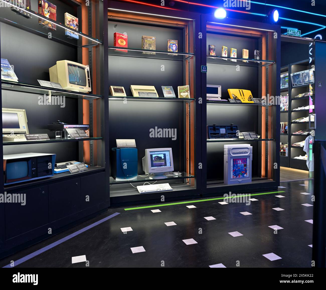 À l'intérieur du musée de la technologie oxo avec jeux informatiques interactifs, jeux vidéo, affichage de vieux jeux informatiques, attraction touristique, Malaga, Espagne Banque D'Images