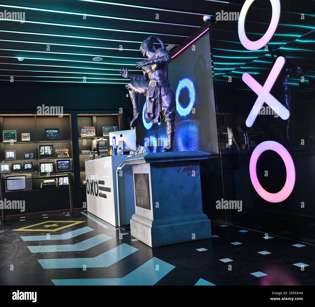 À l'intérieur du musée de la technologie oxo avec des jeux informatiques interactifs, des jeux vidéo à la fois l'histoire et moderne, attraction touristique, Malaga, Espagne Banque D'Images