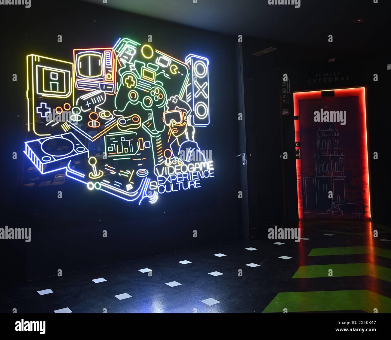 À l'intérieur du musée de la technologie oxo avec jeux informatiques interactifs, jeux vidéo, affichage de vieux jeux informatiques, attraction touristique, Malaga, Espagne Banque D'Images