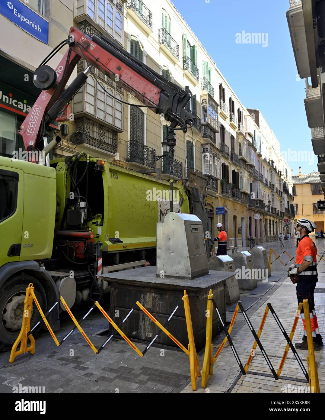Enlèvement des ordures municipales de la poubelle souterraine communale avec la poubelle de levage de camion hors du sol pour la vider, Espagne Banque D'Images
