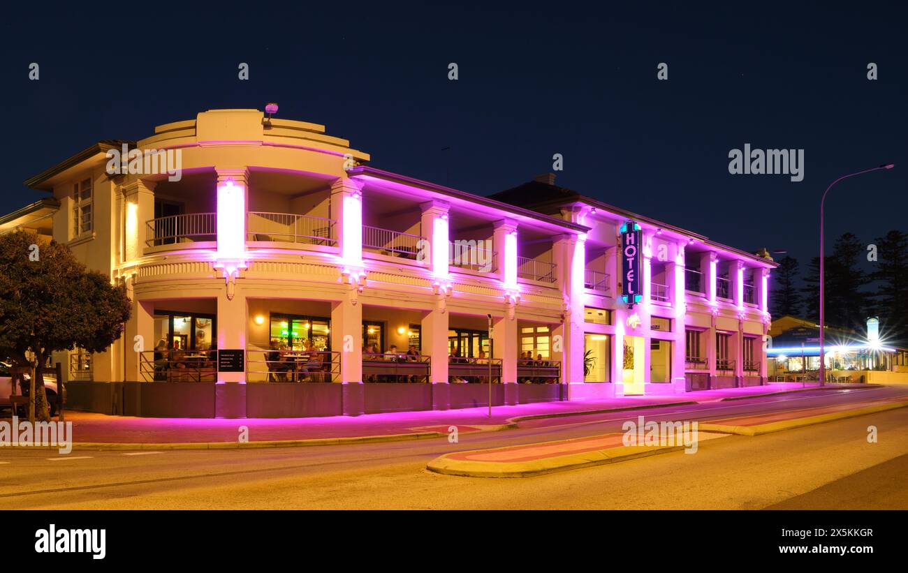 Le Cottesloe Beach Hotel on Marine Parade illuminé de lumière rose au crépuscule dans la banlieue balnéaire de Cottesloe, Perth, Australie occidentale. Banque D'Images