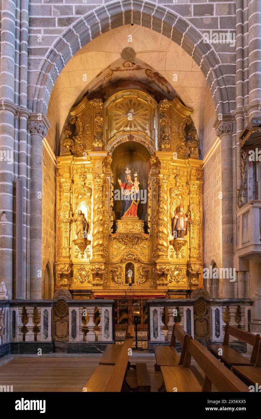 Portugal, Evora. Autel doré dans l'église de Saint Francisco. (Usage éditorial uniquement) Banque D'Images