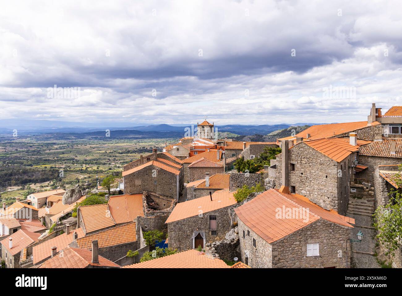 Portugal, Monsanto. Toits en terre cuite et paysage rural portugais. Banque D'Images