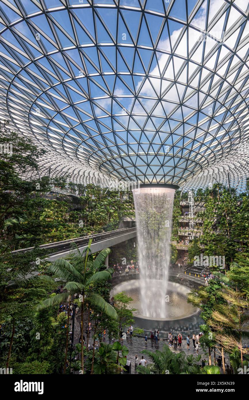 Le Rain Vortex à l'intérieur de l'aéroport Jewel Changi de Singapour, la plus haute cascade intérieure du monde. Banque D'Images
