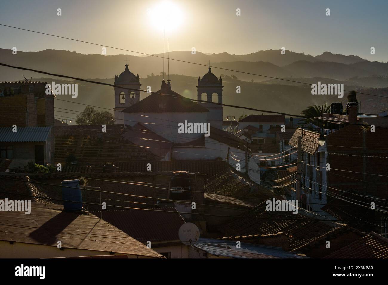 Sucre, la capitale de la Bolivie, la silhouette du monastère du XVIIe siècle de la Recoleta Santa Ana nad toits au coucher du soleil. Banque D'Images
