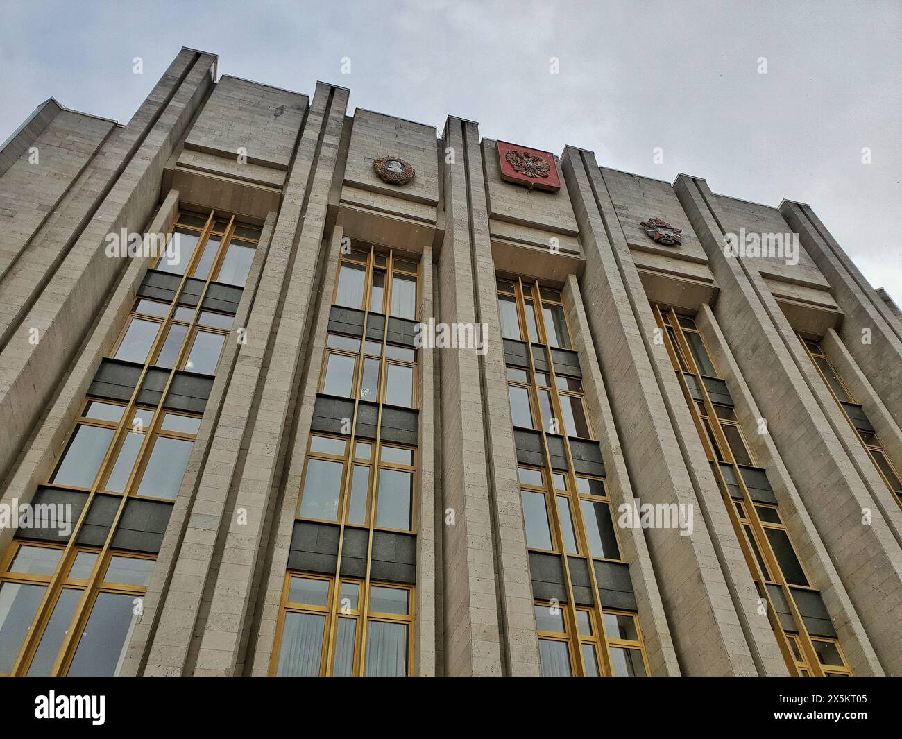 Le gouvernement de Leningradskaya oblast bâtiment, conçu dans le style moderniste socialiste, la façade d'un angle bas. Banque D'Images