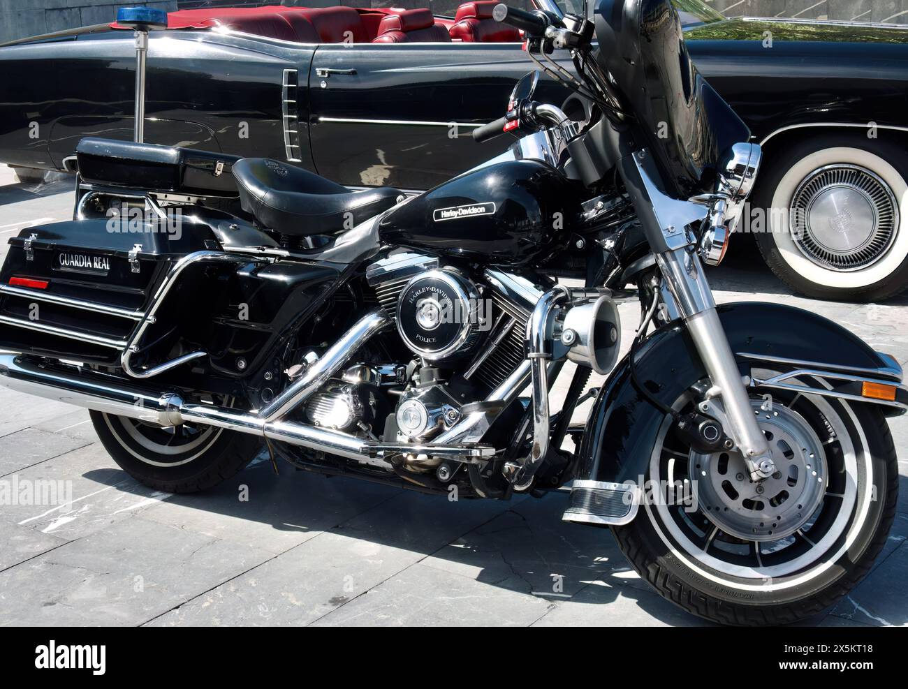 Vue latérale d'une moto Harley-Davidson noire de la Garde Royale espagnole exposée à l'extérieur du Palacio de Exposiciones Santander Cantabria Espagne Banque D'Images