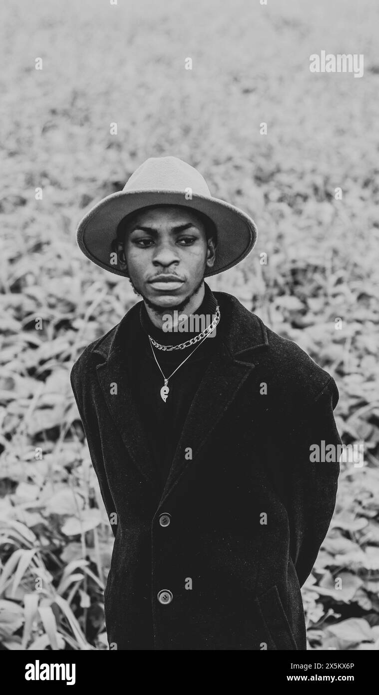 Nigeria, État du Delta, Portrait de l'homme élégant dans le champ Banque D'Images