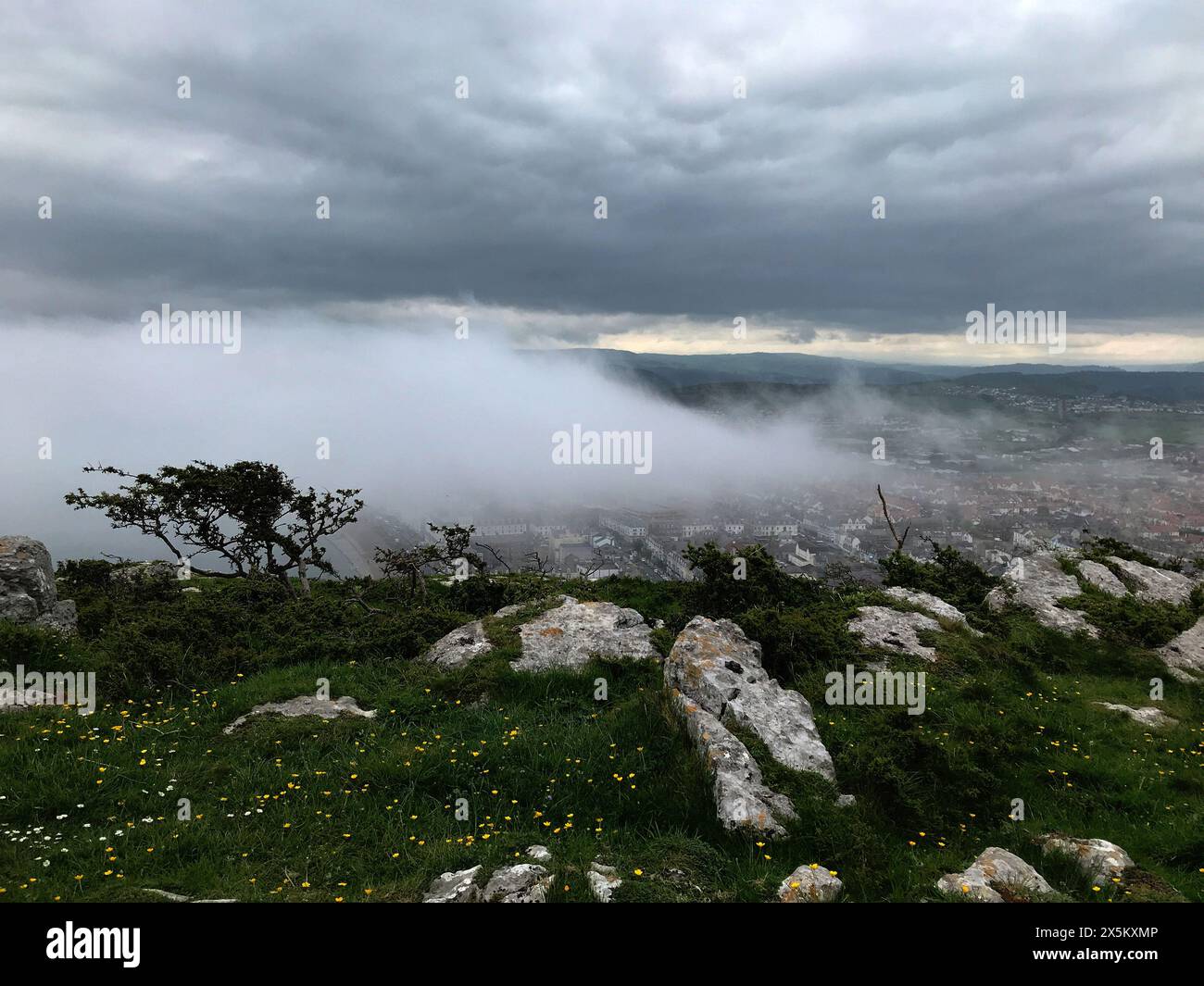 Pen-y-Dinas Hillfort dans la brume. La grande enceinte fortifiée celtique de l'âge du fer occupe un sommet subsidiaire, dépassant de la Grande Orme, Llandudno Banque D'Images