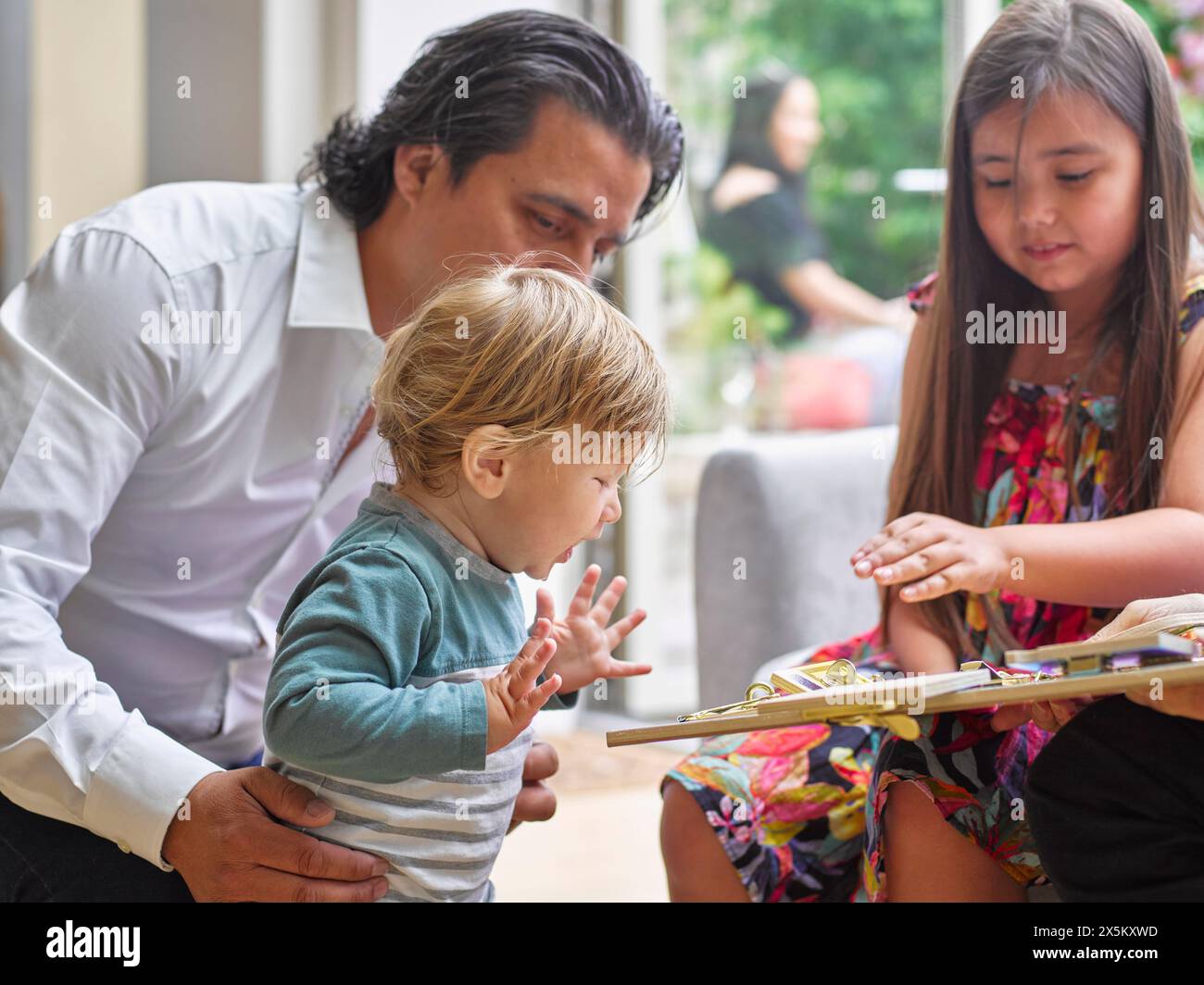 Père jouant avec des enfants à la maison Banque D'Images