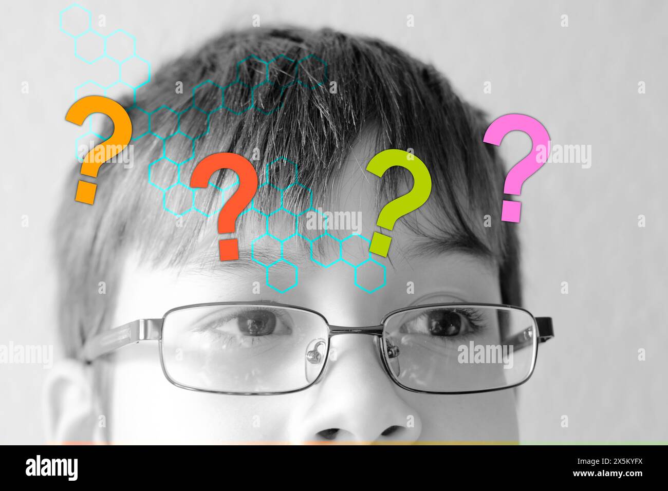 gros plan sur le visage de l'enfant, les yeux du garçon de 10-12 ans dans des lunettes, concept d'examen de la vue, fatigue oculaire, diagnostic, traitement des maladies ophtalmiques, e Banque D'Images