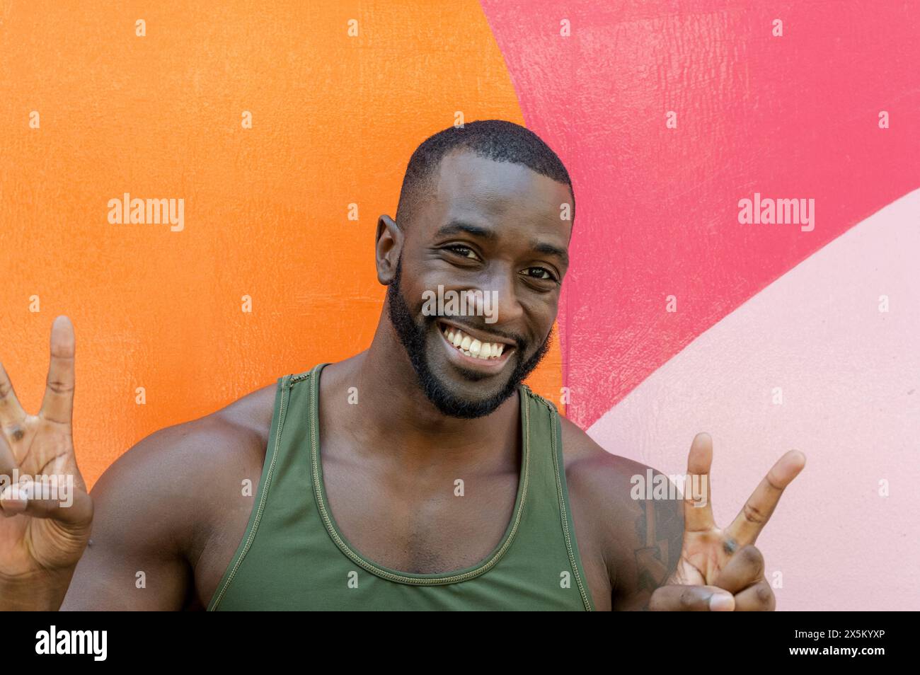 Portrait of mid adult man gesturing Banque D'Images