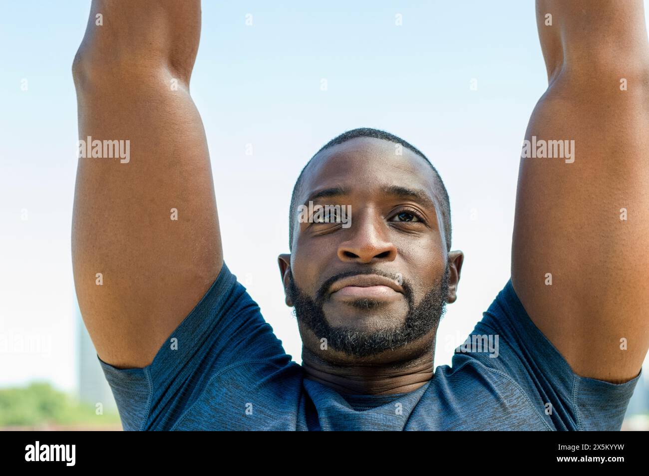 Portrait d'un homme adulte moyen s'étirant Banque D'Images