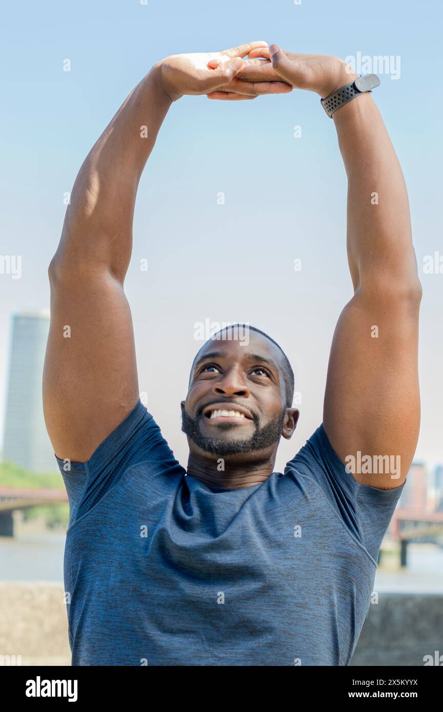 Portrait d'un homme adulte moyen s'étirant Banque D'Images