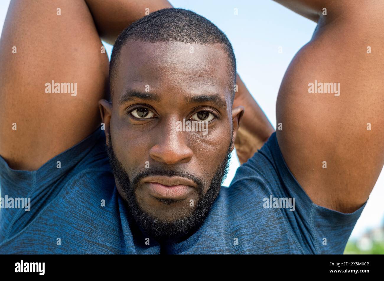 Portrait d'un homme adulte moyen s'étirant Banque D'Images