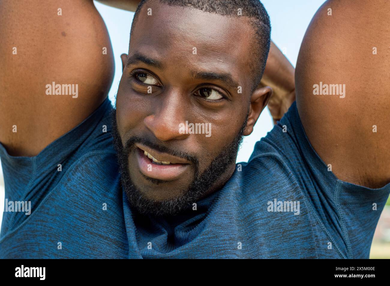 Portrait d'un homme adulte moyen s'étirant Banque D'Images