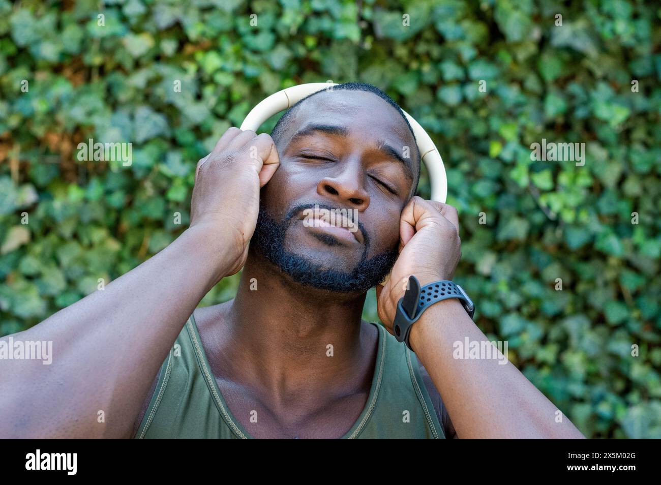 Homme adulte moyen avec écouteurs Banque D'Images