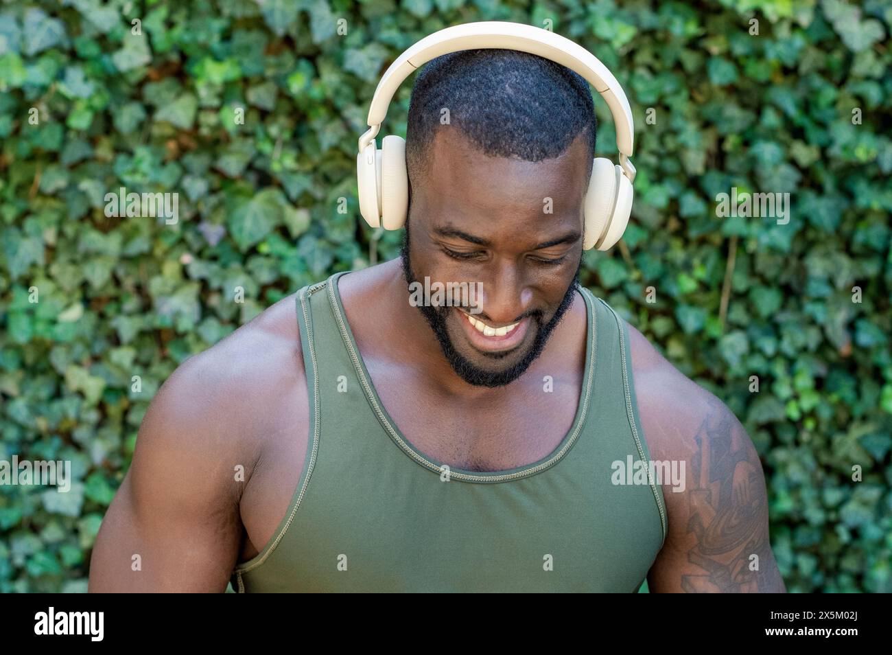 Homme adulte moyen avec écouteurs Banque D'Images