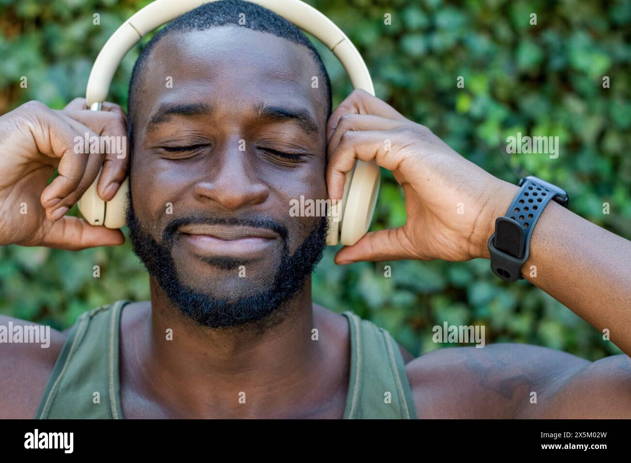 Homme adulte moyen avec écouteurs Banque D'Images