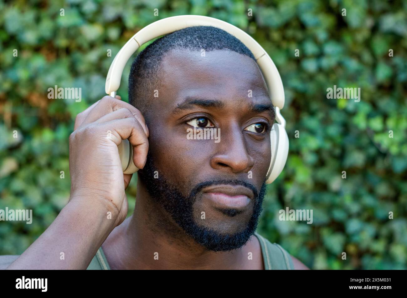 Homme adulte moyen avec écouteurs Banque D'Images