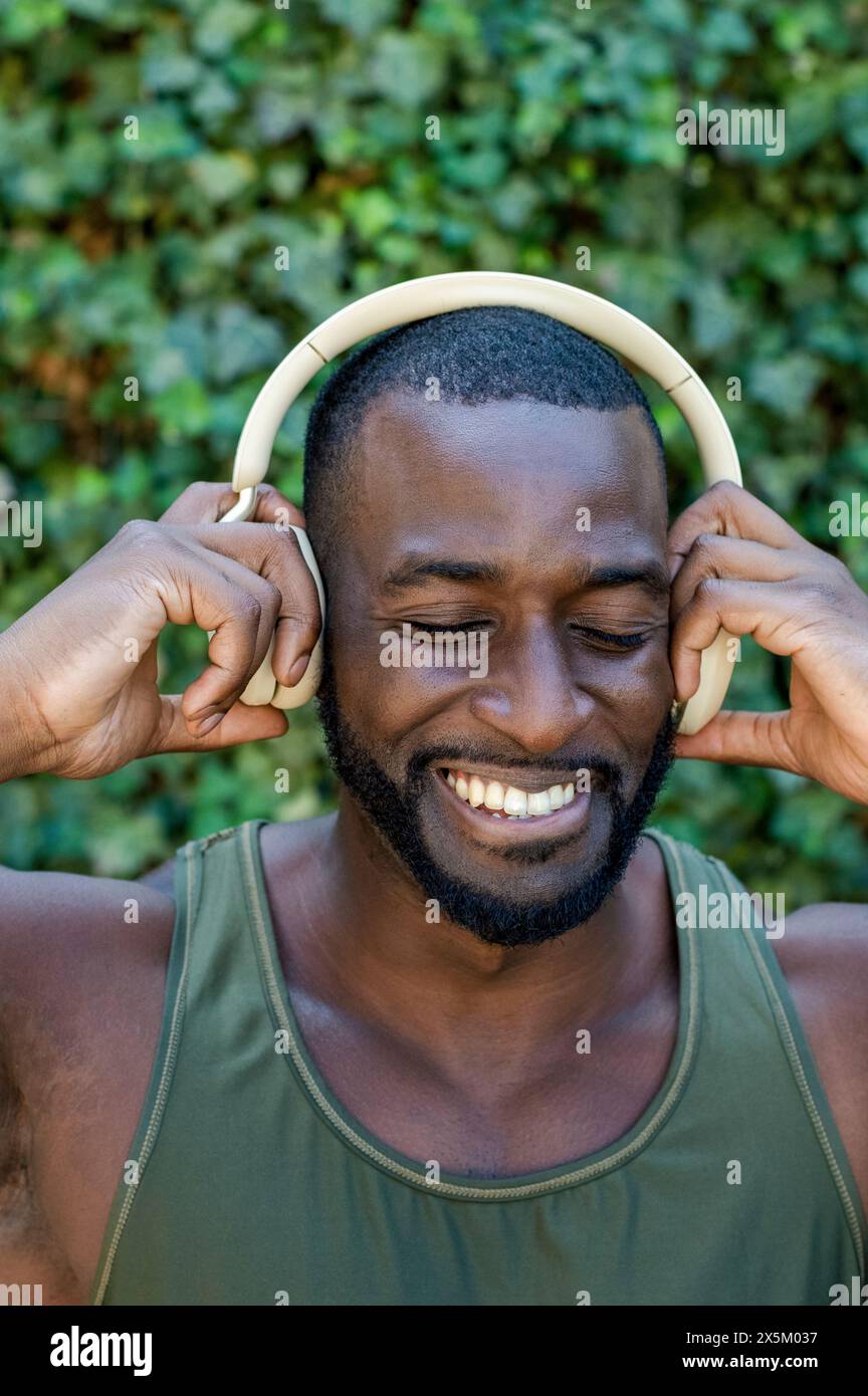 Homme adulte moyen avec écouteurs Banque D'Images