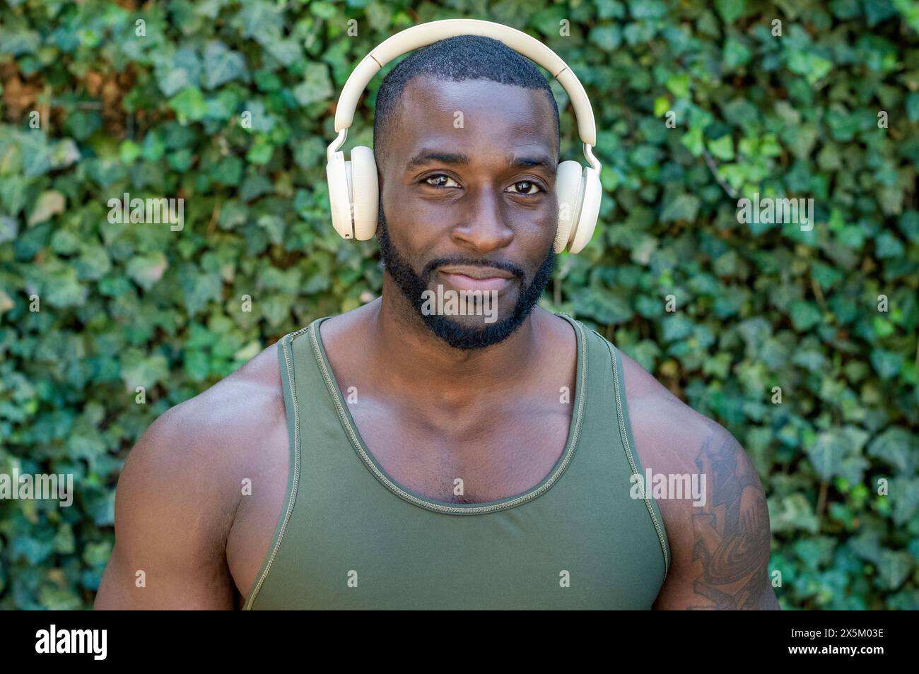 Homme adulte moyen avec écouteurs Banque D'Images