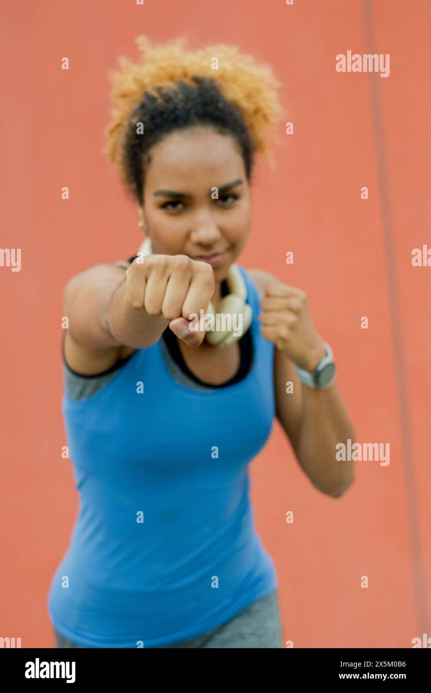 Femme pratiquant la boxe ombragée Banque D'Images