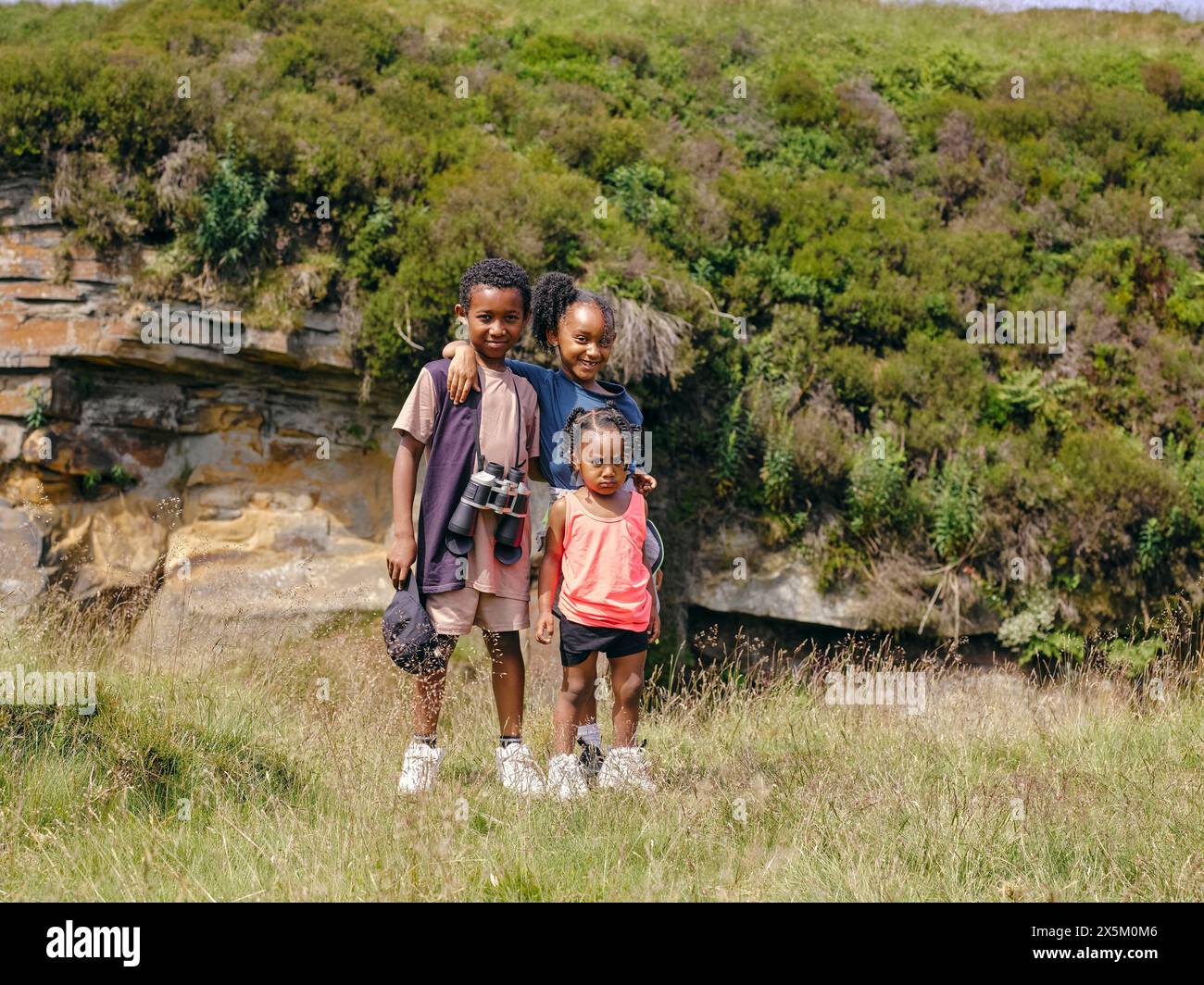 Trois frères et sœurs debout ensemble dans la nature Banque D'Images