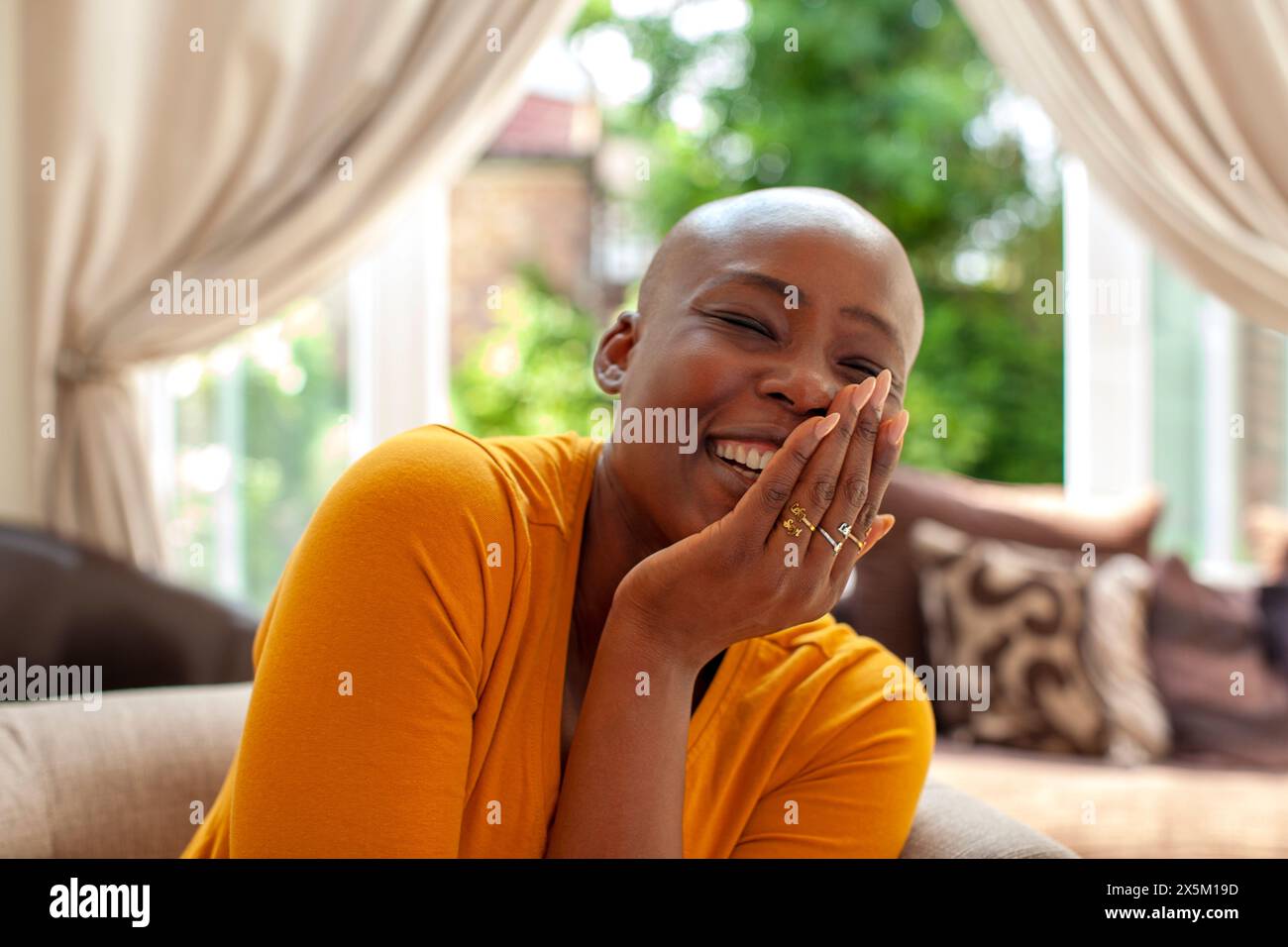 Femme chauve mature riant Banque D'Images