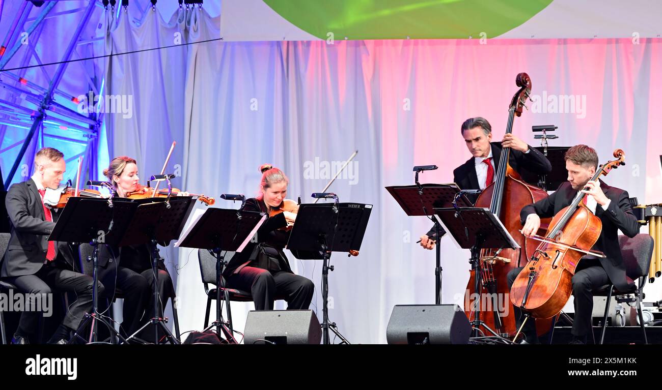 Vienne, Autriche. 8 mai 2024. Le Festival de la joie a lieu chaque année le 8 mai à la Heldenplatz de Vienne pour marquer l'anniversaire de la libération de l'Autriche du régime nazi. Quatuor Umia de l'Orchestre symphonique de Vienne Banque D'Images
